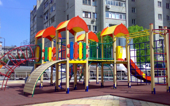 Кто отвечает за чистоту на детских площадках, которые находятся на придомовой или муниципальной территории